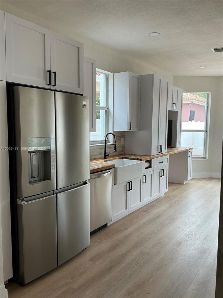 3761 Ne 10th St - Photo 5 of 13
