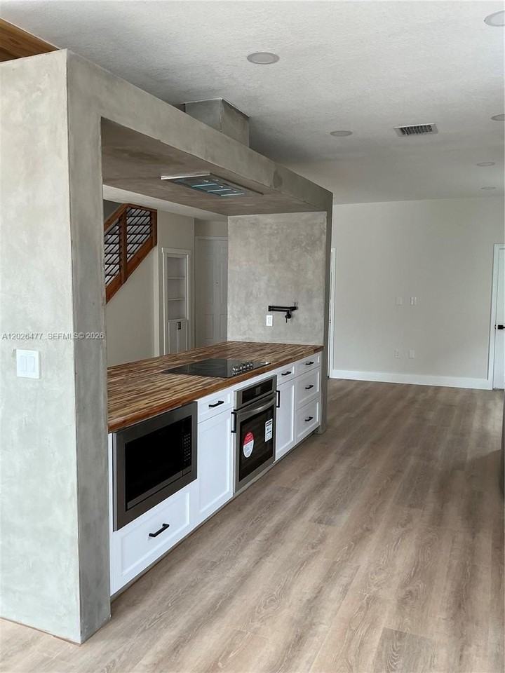 3761 Ne 10th St - Photo 6 of 13