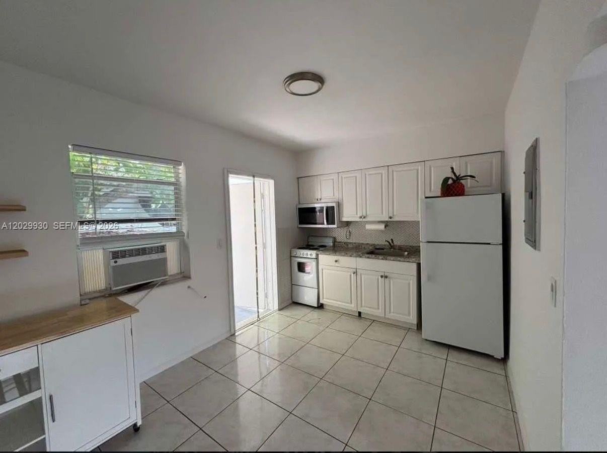 424 Ne 64th St #2 - Photo 3 of 12