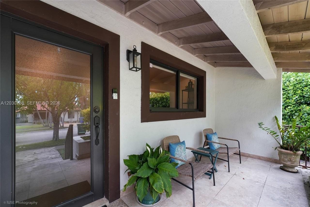 1462 Sw 17th St - Photo 2 of 16