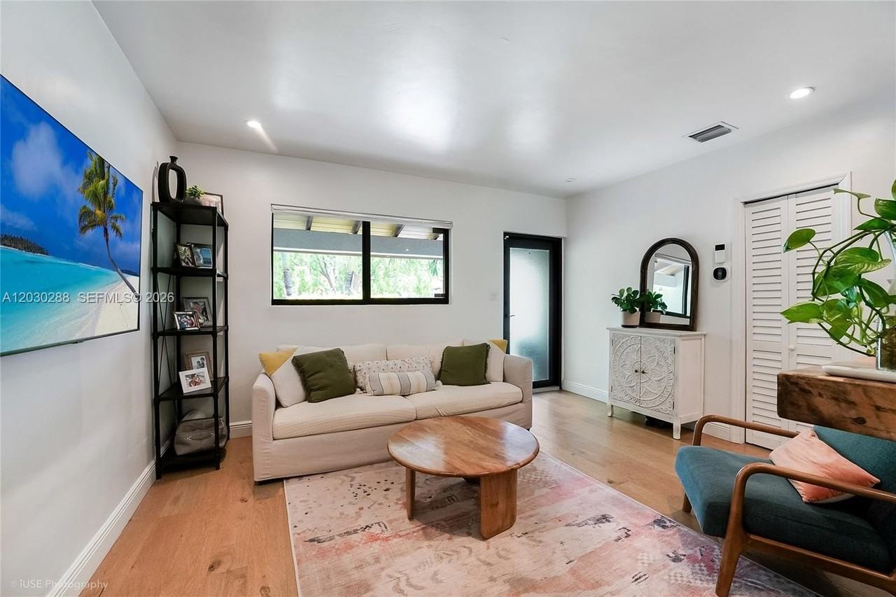 1462 Sw 17th St - Photo 4 of 16