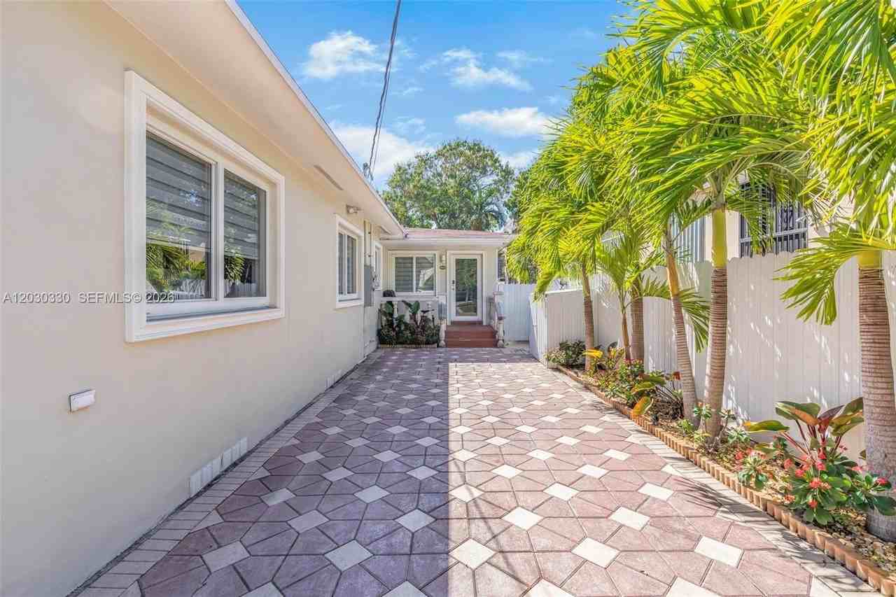 1620 Sw 19th St #1622 - Photo 2 of 20