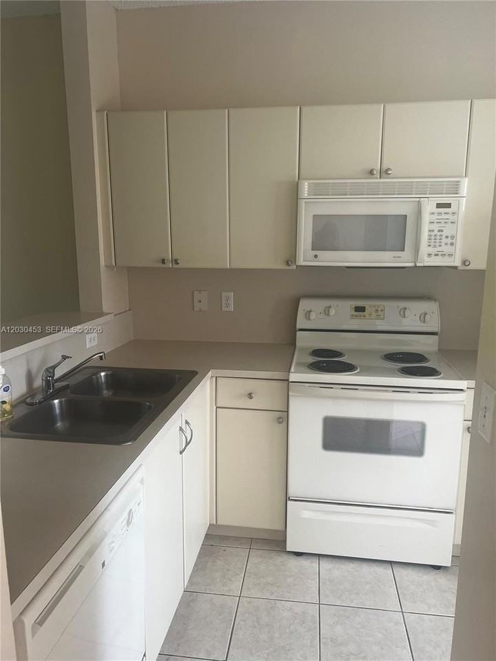 2322 Se 23rd Ave #2322 - Photo 4 of 7