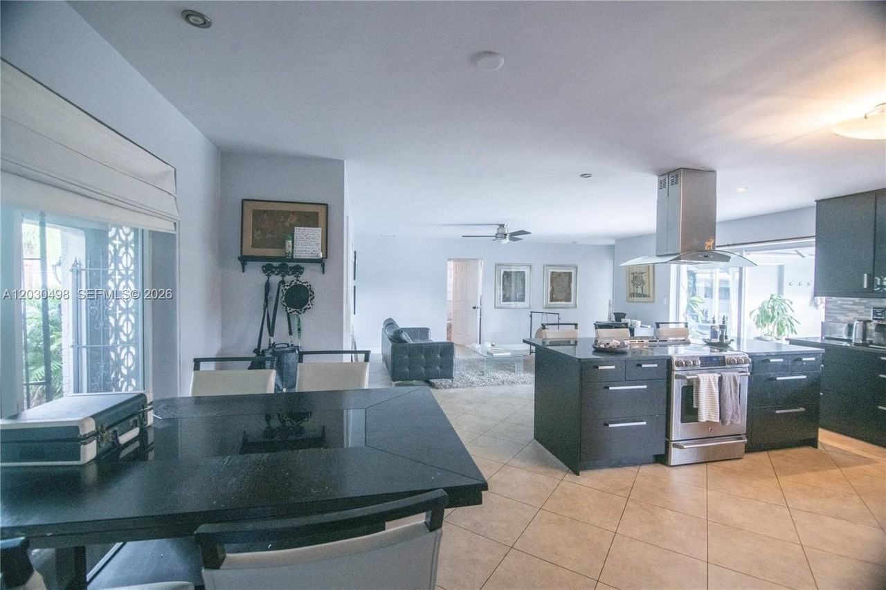 4116 Taft St - Photo 4 of 12