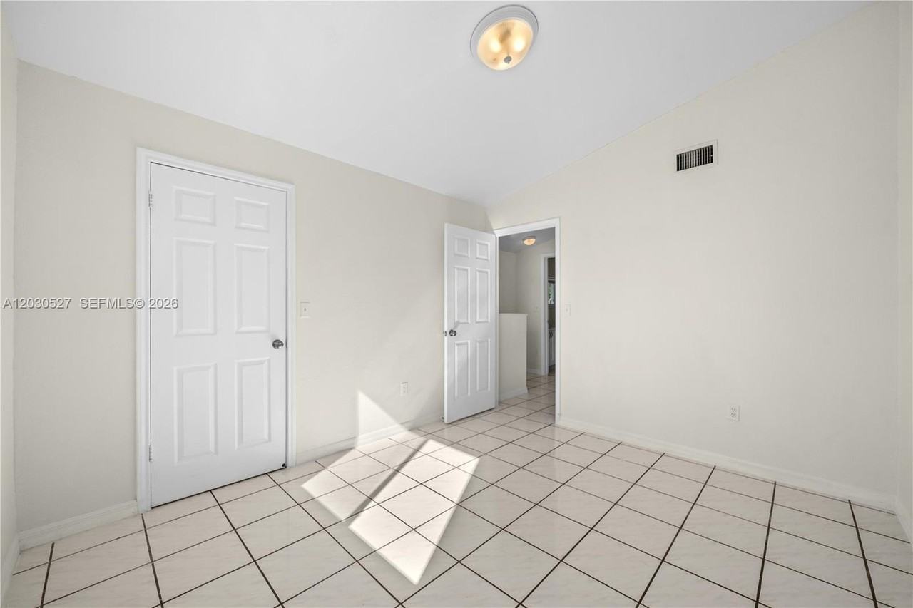 413 Se 22nd St #A - Photo 3 of 16