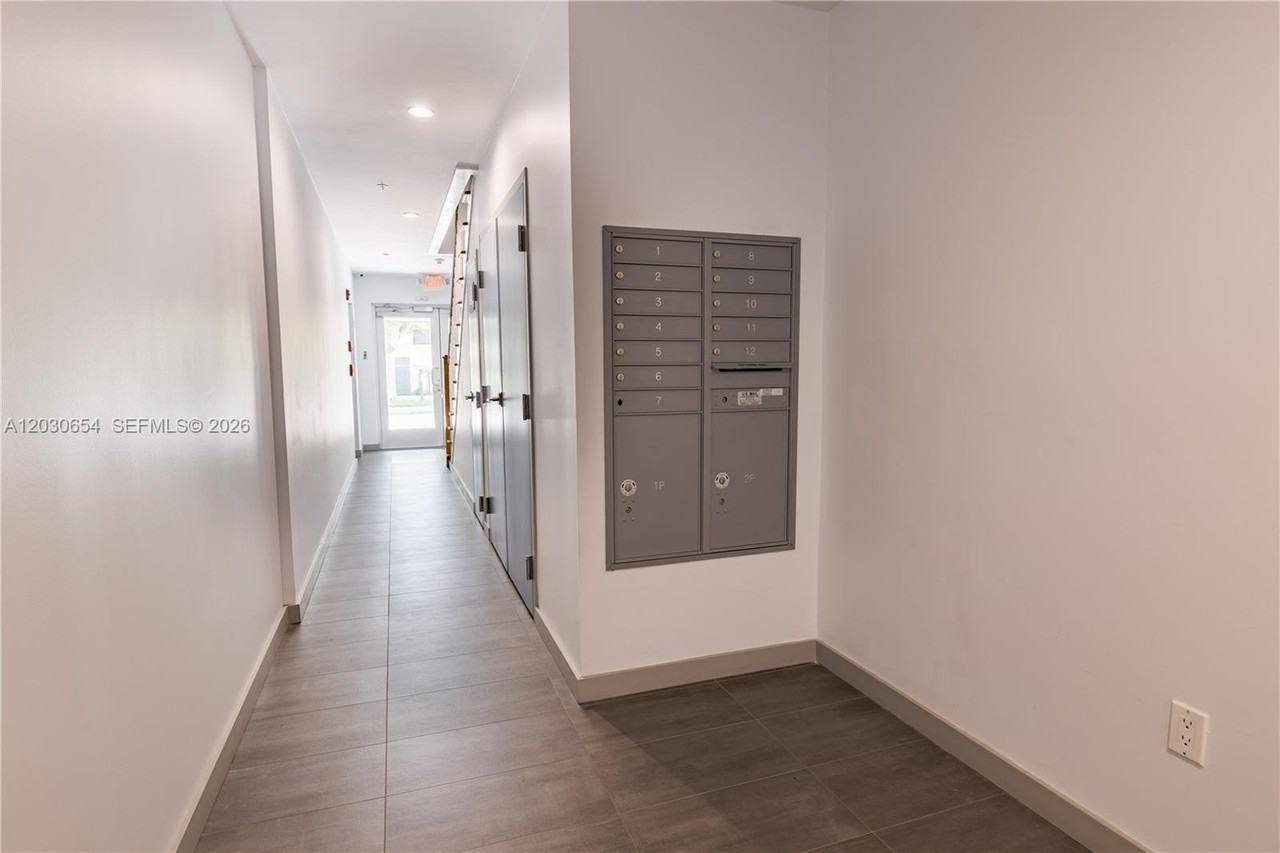 1814 Sw 22nd Ave #8 - Photo 3 of 10