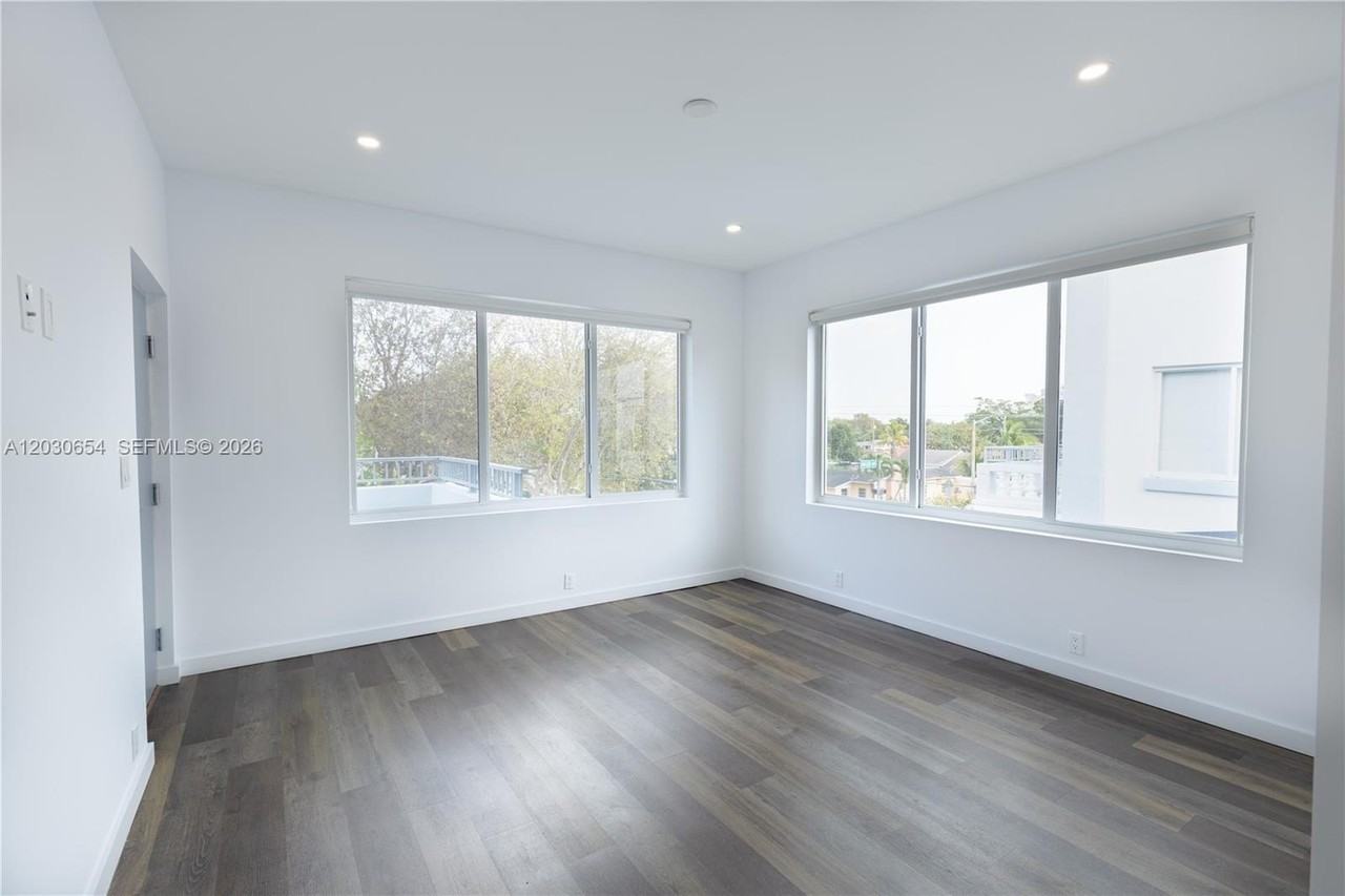 1814 Sw 22nd Ave #8 - Photo 6 of 10