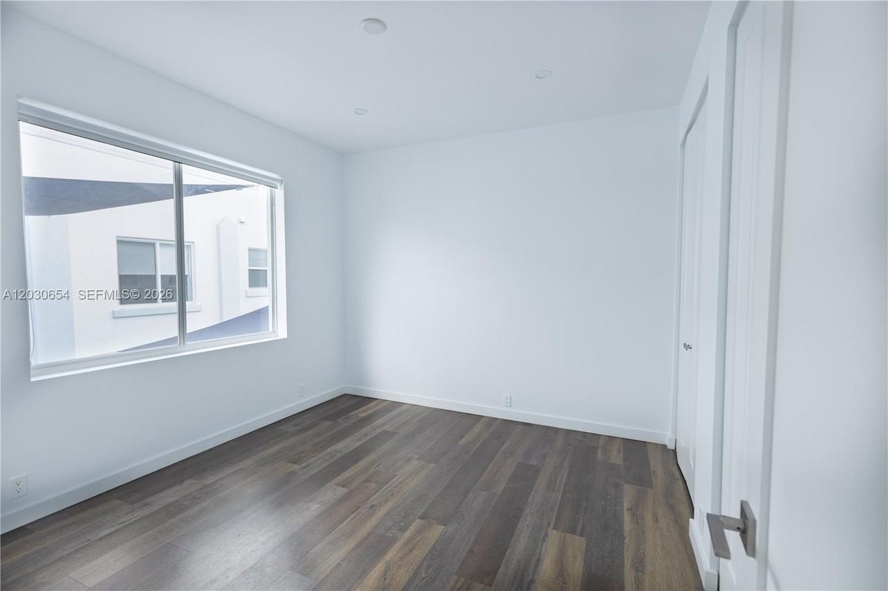 1814 Sw 22nd Ave #8 - Photo 7 of 10