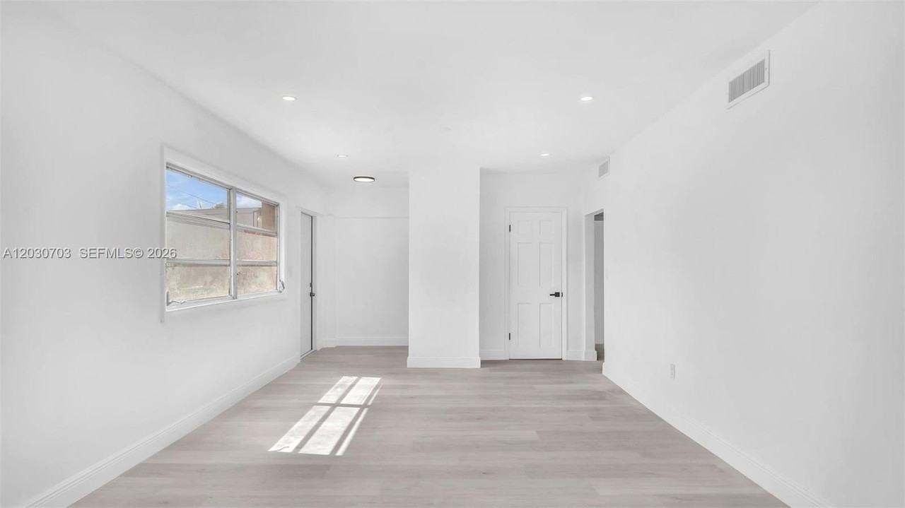 1365 Nw 55th Ter #B - Photo 5 of 23