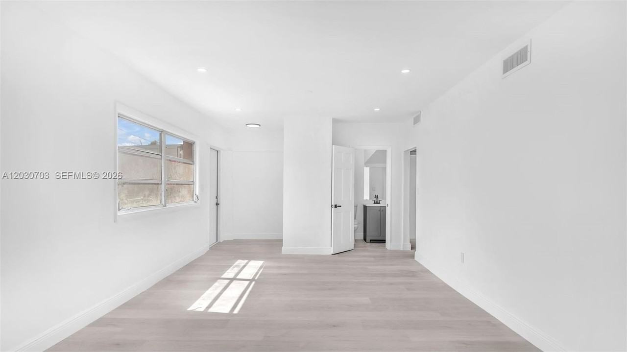 1365 Nw 55th Ter #B - Photo 6 of 23