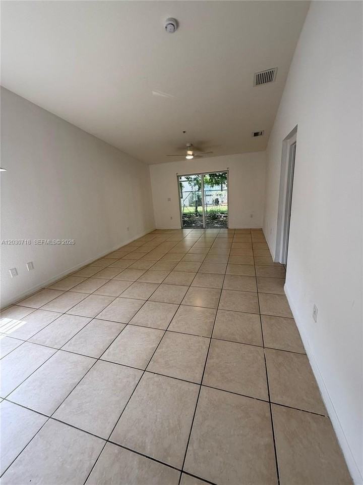 3826 Sw 48th Ave #3826 - Photo 4 of 22