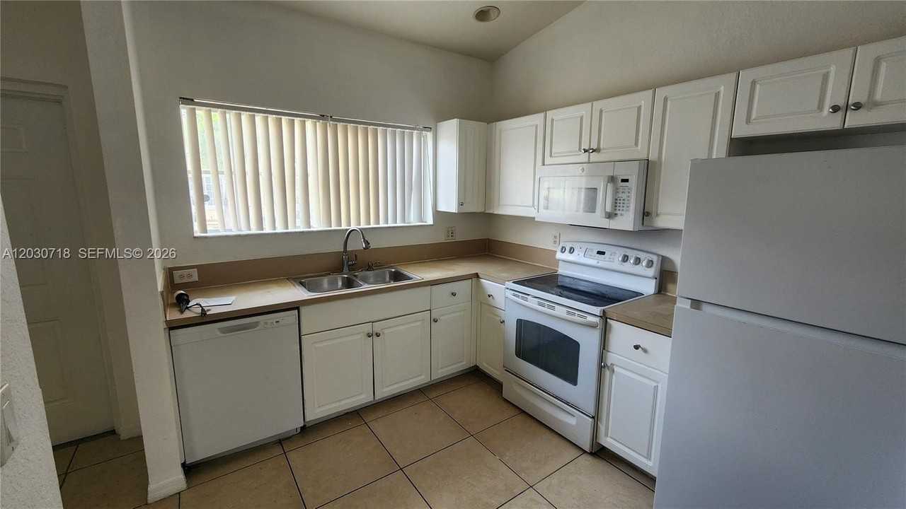 3826 Sw 48th Ave #3826 - Photo 7 of 22