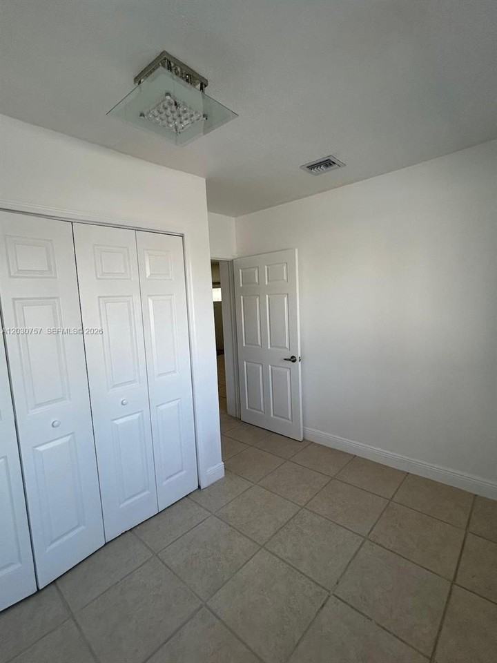 6331 Nw 110th Ter - Photo 5 of 12