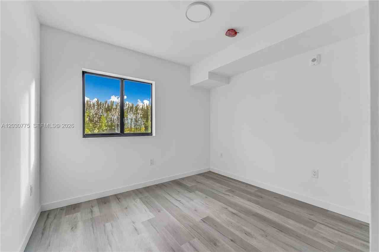 175 Nw 160th St #112 - Photo 7 of 14