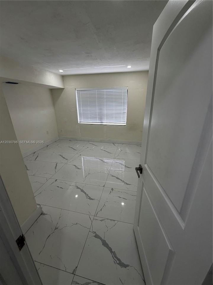 4750 Nw 5th St #2 - Photo 4 of 7