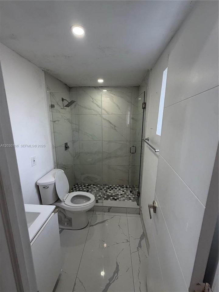 4750 Nw 5th St #2 - Photo 5 of 7