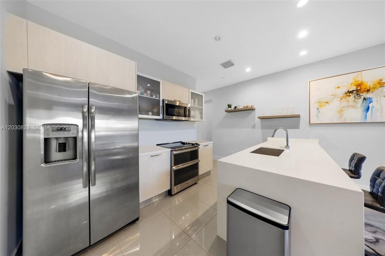 1025 Ne 18th Ave #104 - Photo 4 of 23