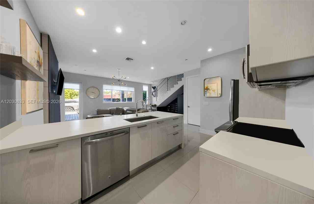 1025 Ne 18th Ave #104 - Photo 5 of 23