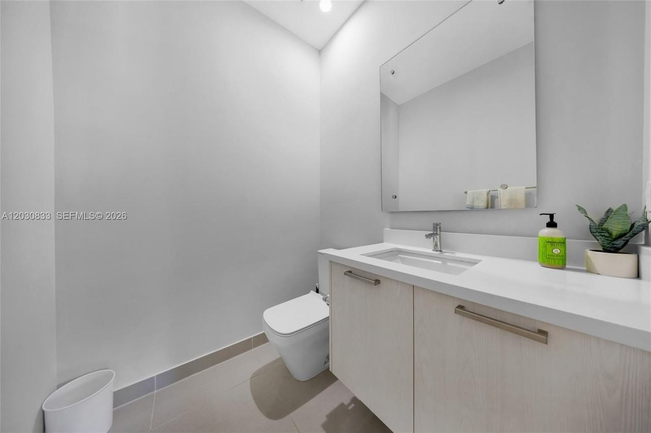 1025 Ne 18th Ave #104 - Photo 7 of 23