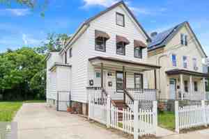 featured image of 1648 Essex St #2