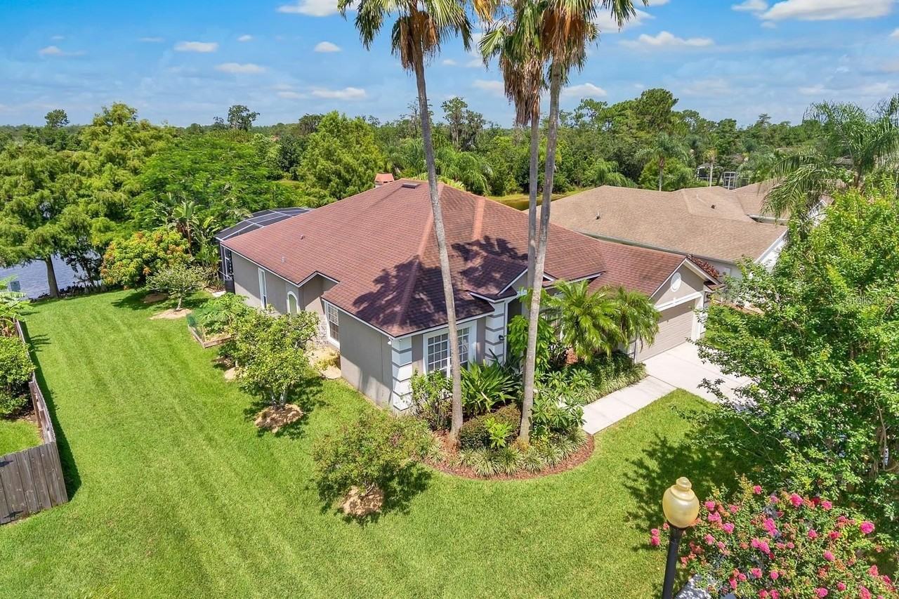 13903 Bluewater Cir - Photo 4 of 35