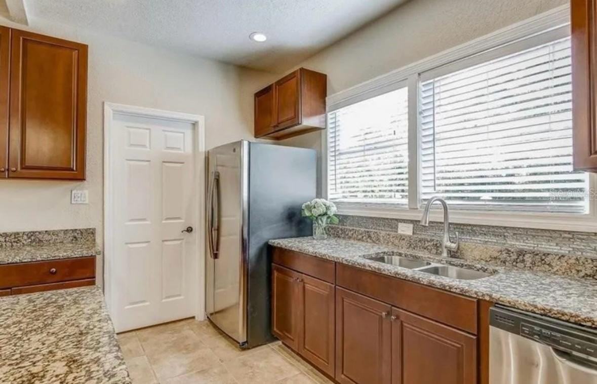 3625 E Mohawk Ave - Photo 2 of 9