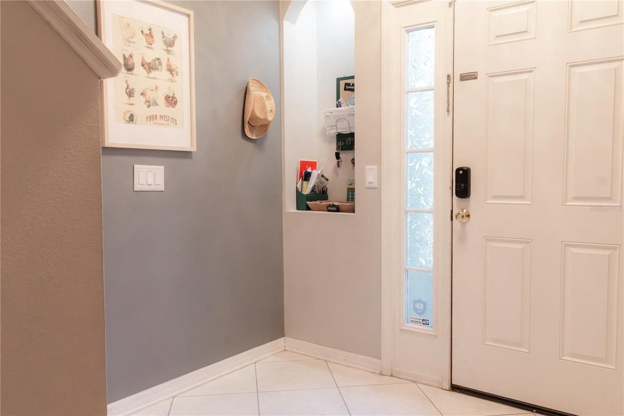 3033 Pointeview Dr - Photo 3 of 19