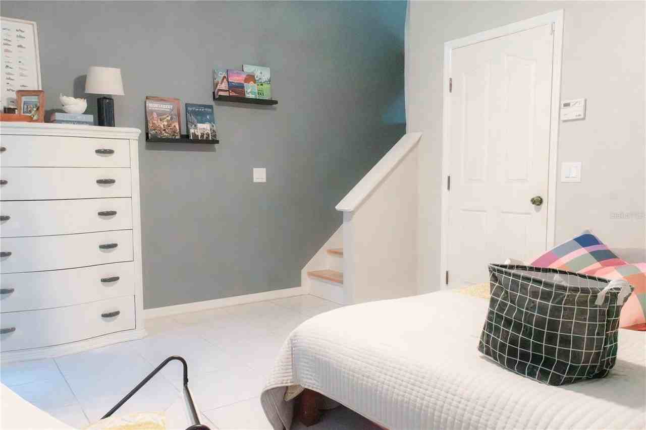 3033 Pointeview Dr - Photo 4 of 19