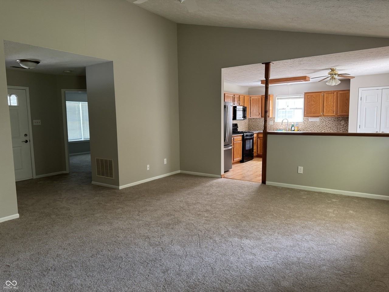 2102 Yosemite Dr - Photo 4 of 15