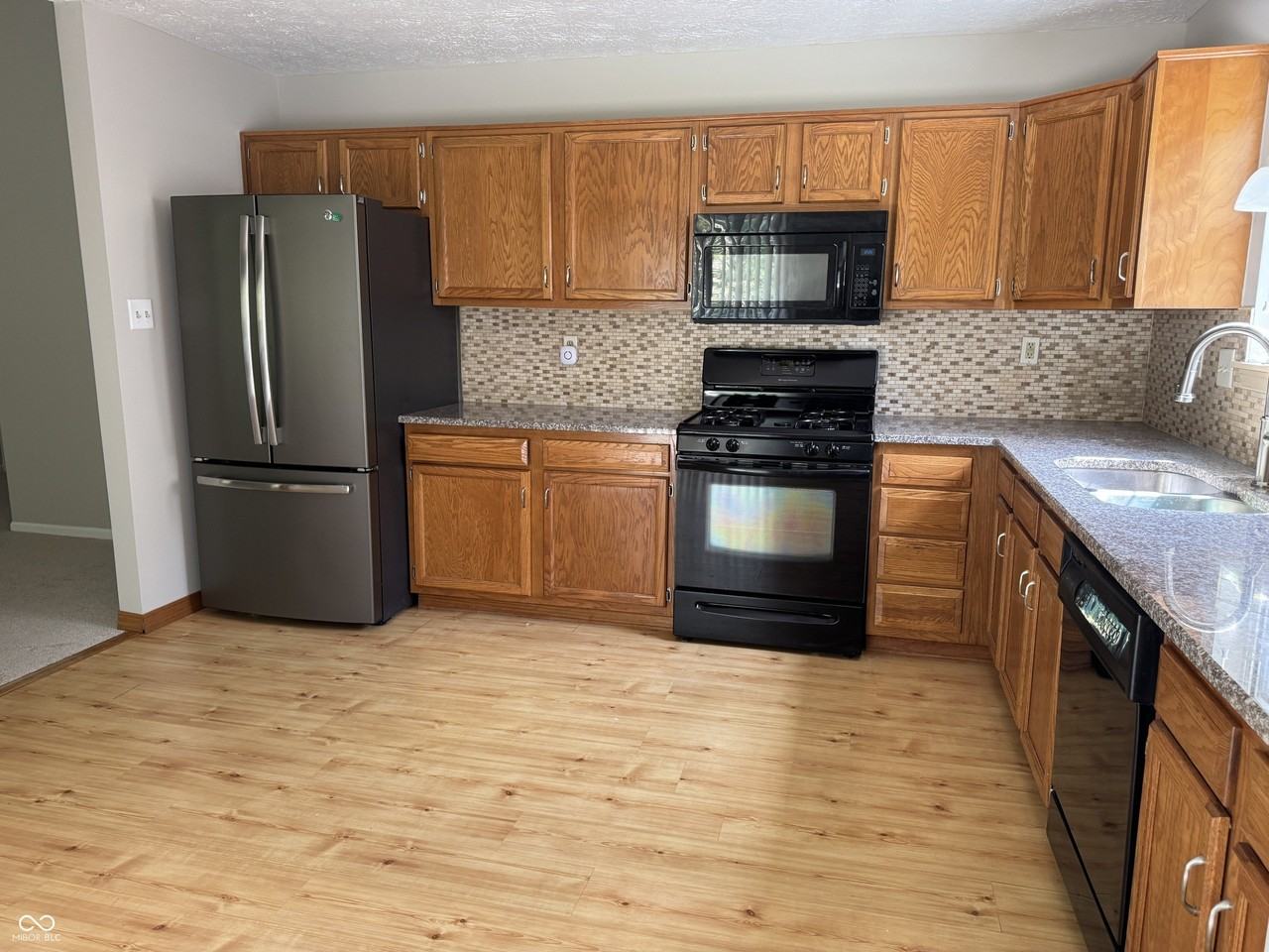 2102 Yosemite Dr - Photo 6 of 15