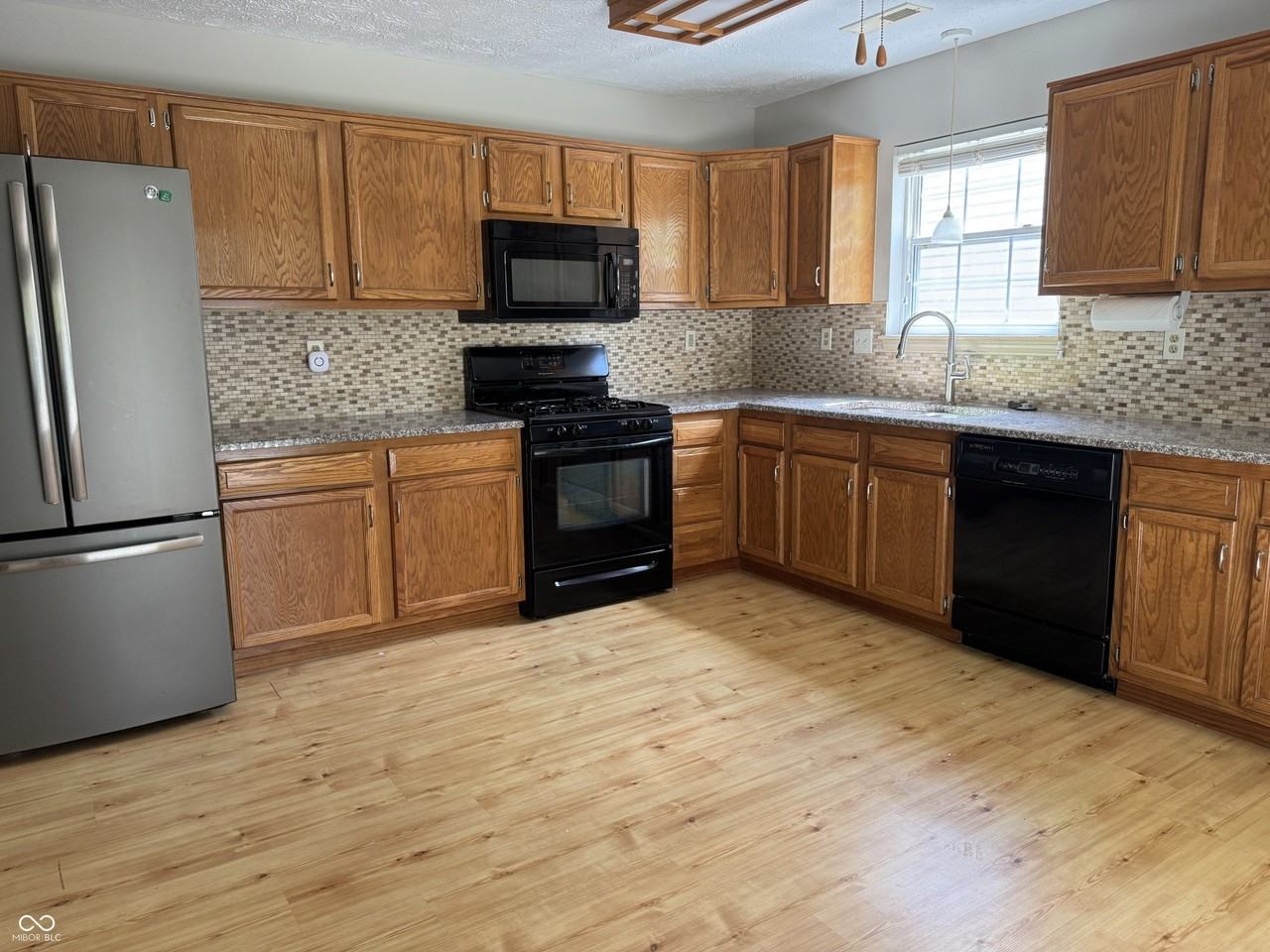 2102 Yosemite Dr - Photo 7 of 15