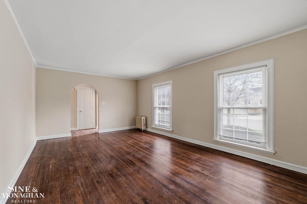 377 Rivard Blvd - Photo 7 of 44