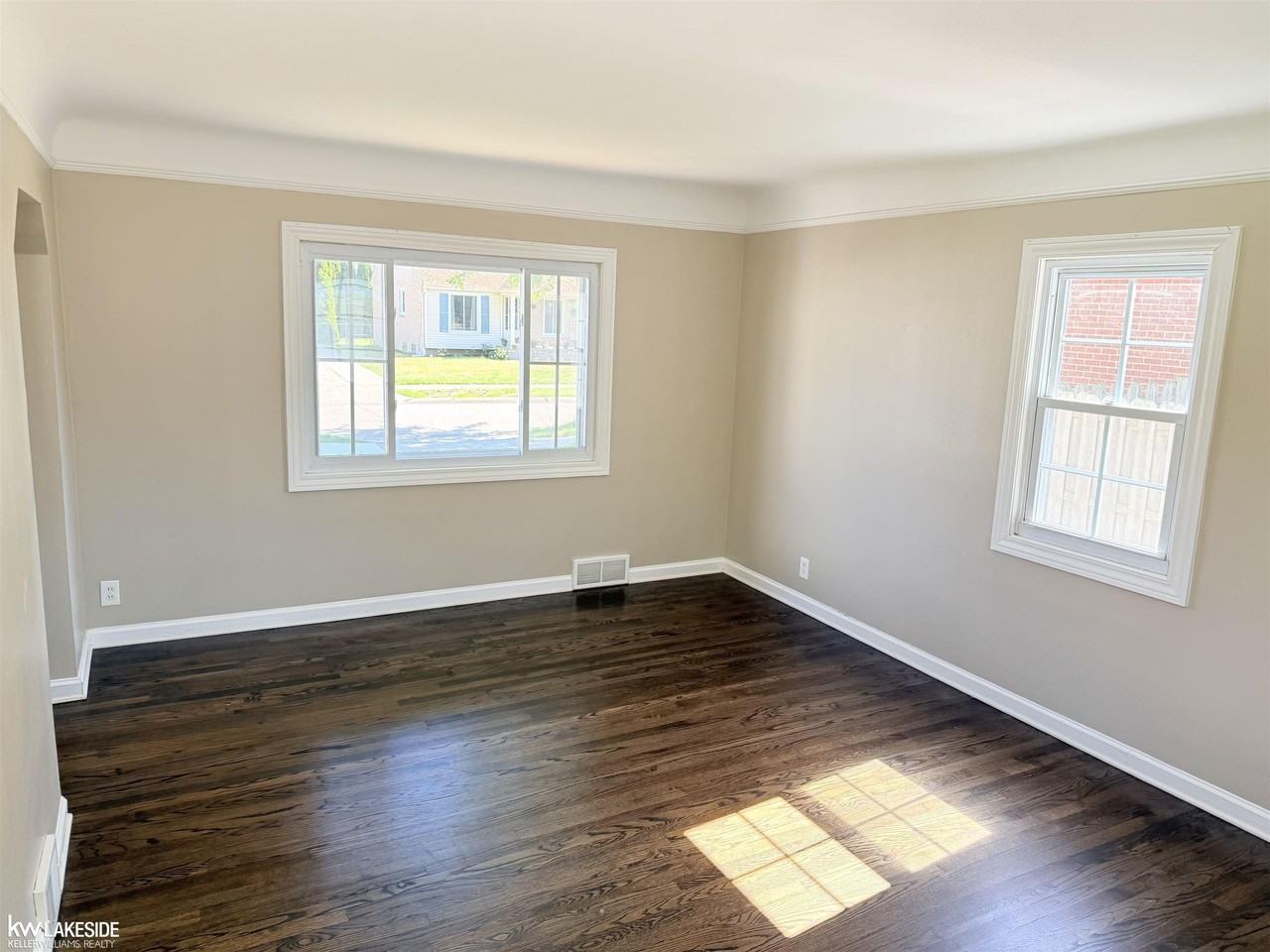 22126 Alger St - Photo 2 of 14