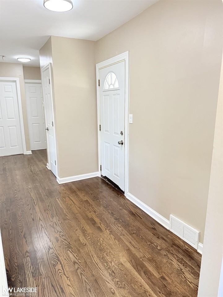 22126 Alger St - Photo 3 of 14