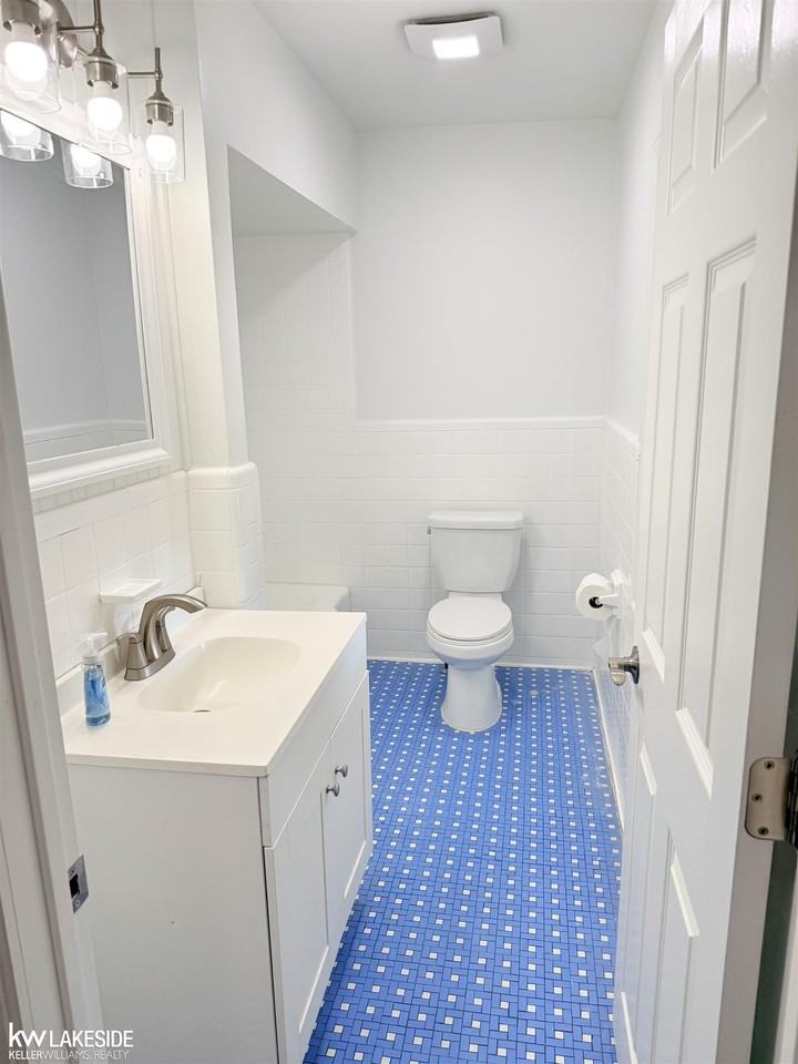 22126 Alger St - Photo 7 of 14