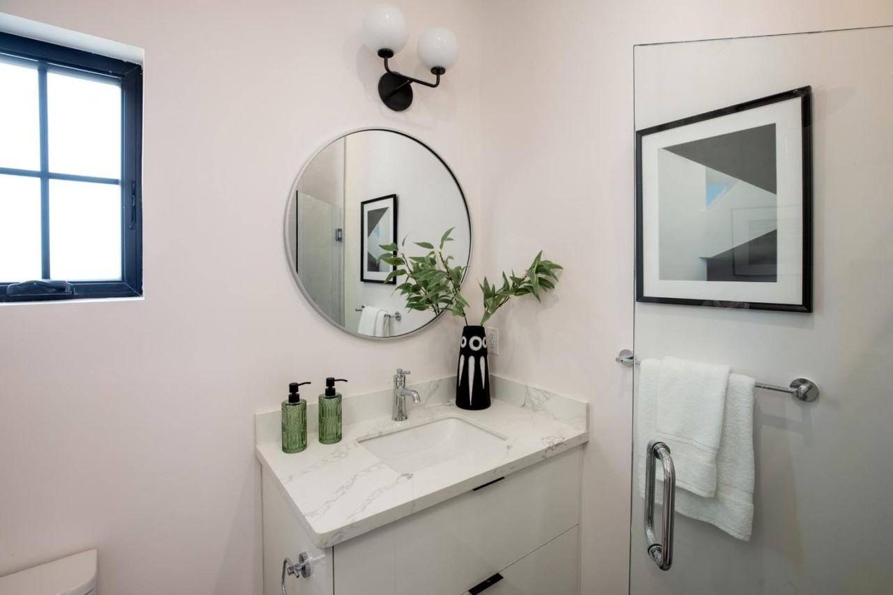 813 Bay Rd - Photo 7 of 23