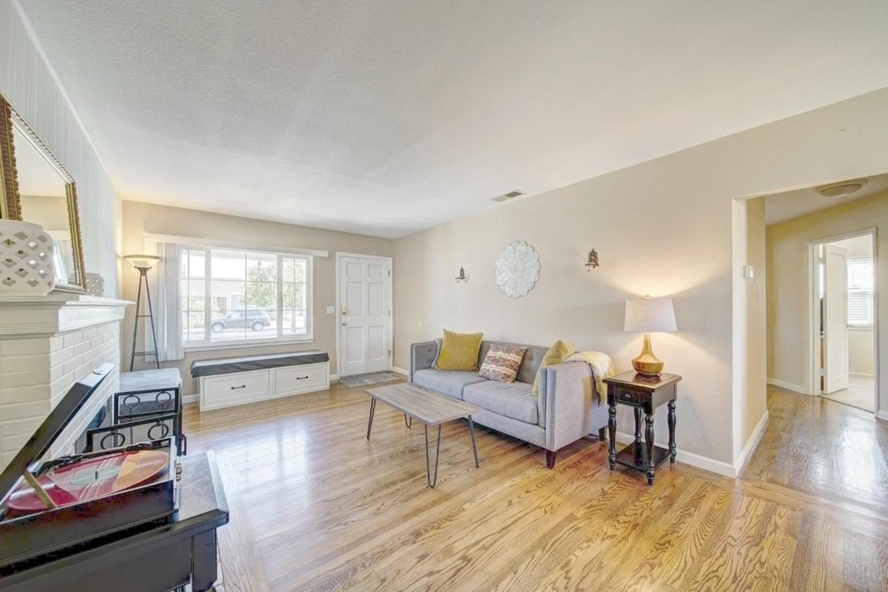 1024 Locust St - Photo 4 of 18