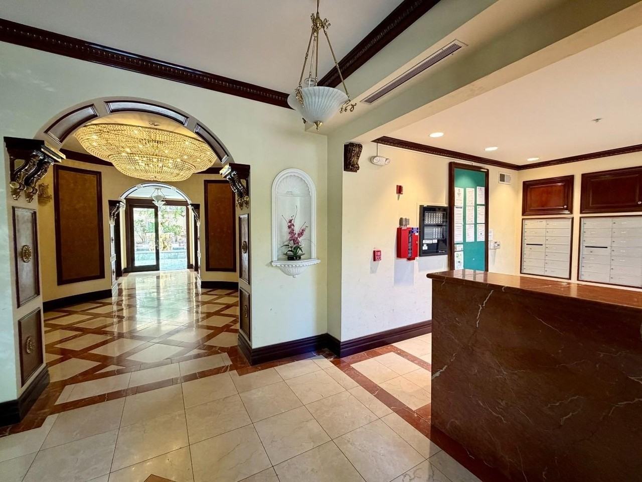 153 N San Mateo Dr - Photo 2 of 17