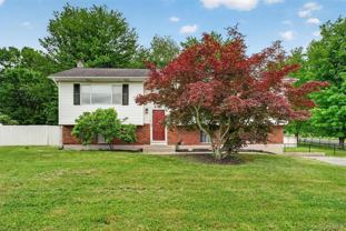 76 Maureen Dr - Photo 1 of 1