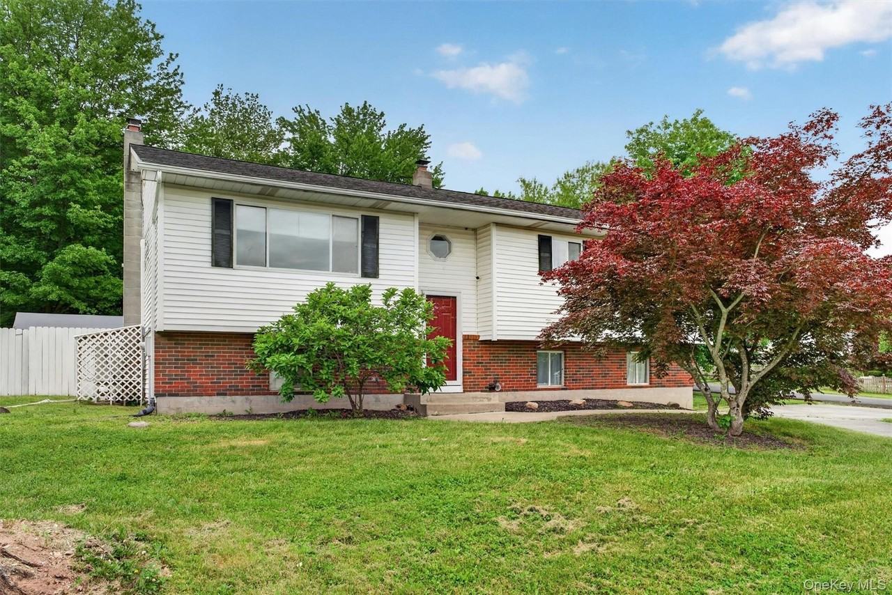 76 Maureen Dr - Photo 3 of 40