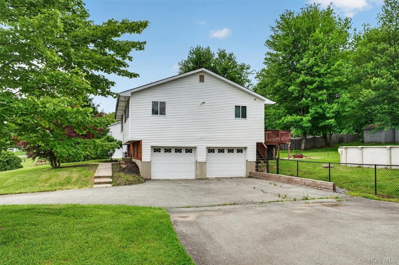 76 Maureen Dr - Photo 4 of 40