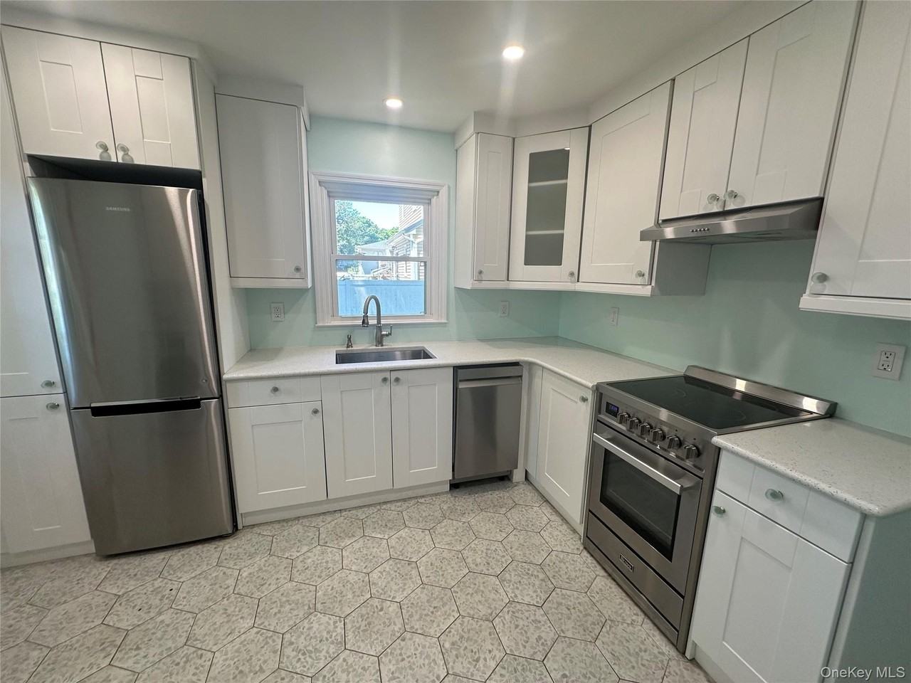7 Bolton Dr - Photo 3 of 10