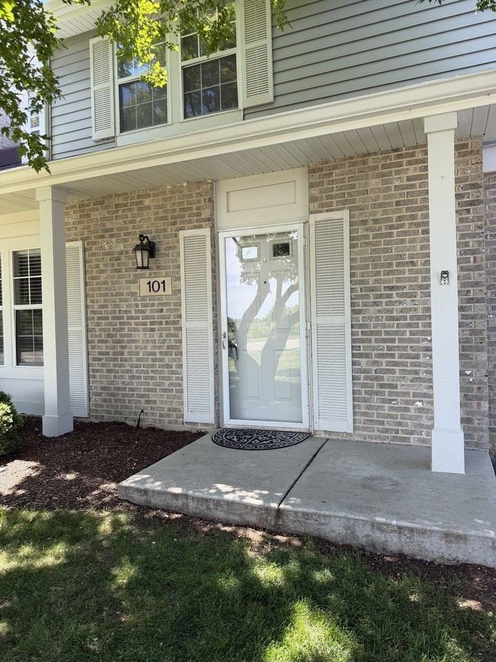 101 S Oakhurst Dr - Photo 2 of 15