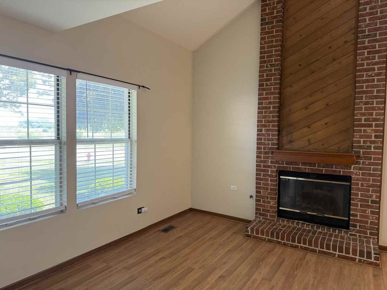 101 S Oakhurst Dr - Photo 4 of 15
