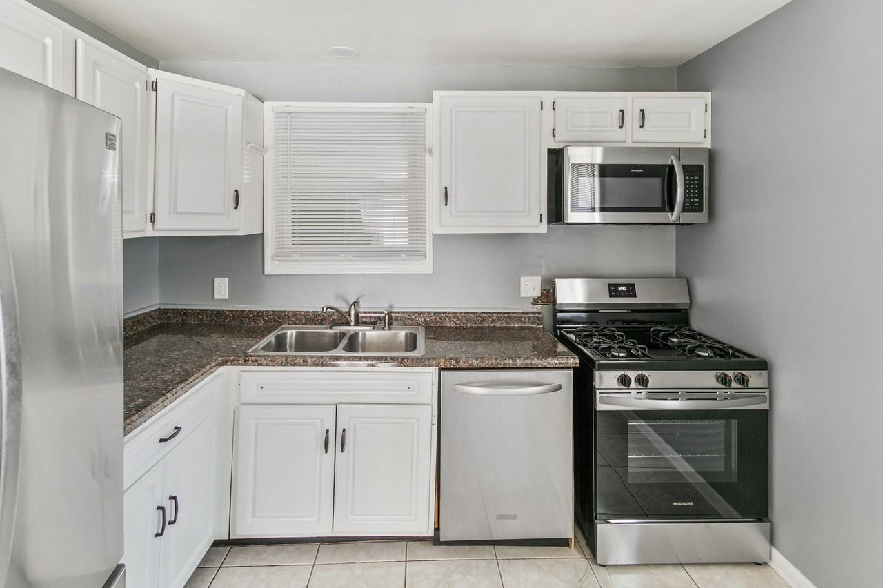 17561 Hillside Ave - Photo 3 of 17