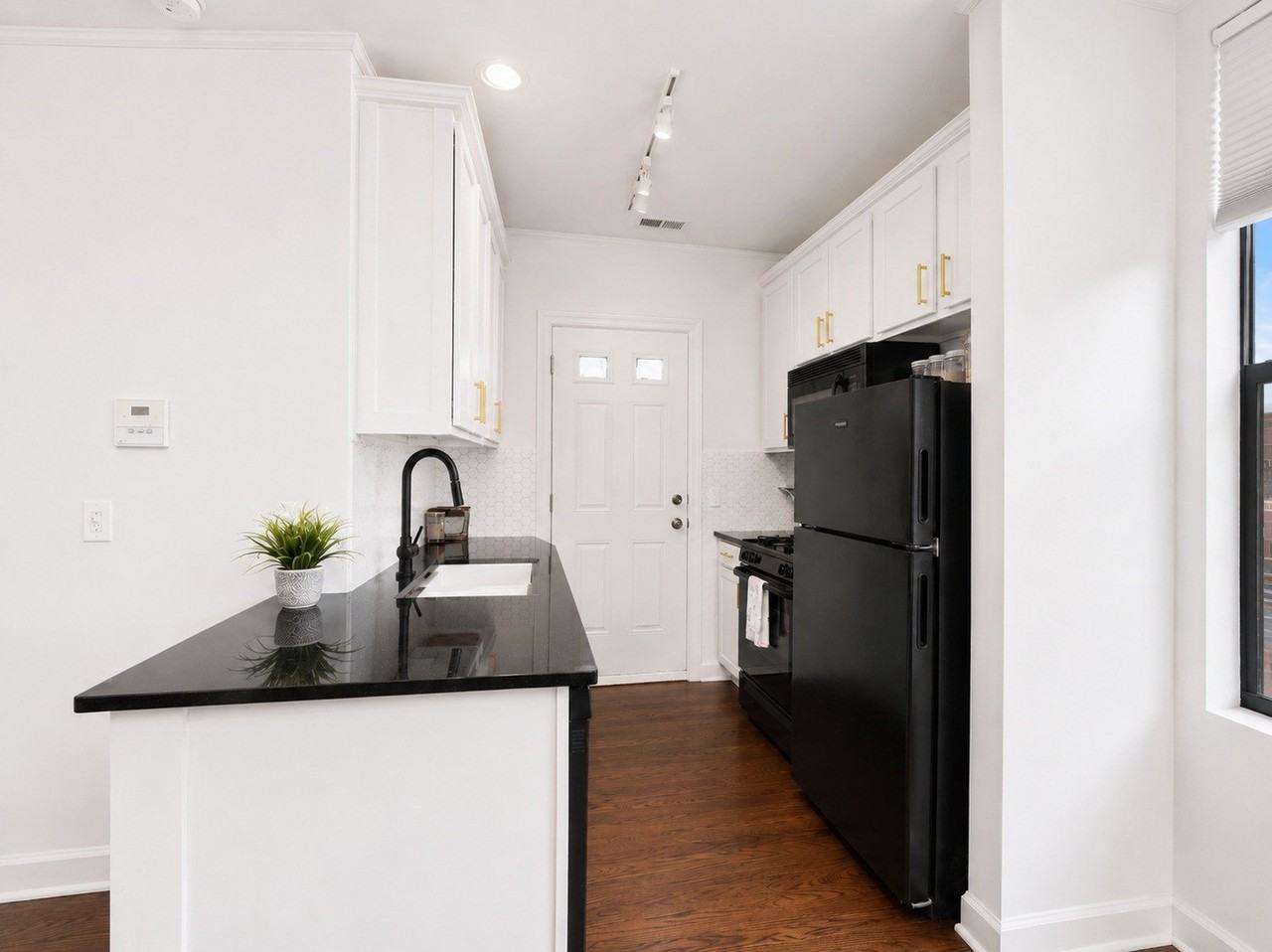 743 W Cornelia Ave #N2 - Photo 7 of 15