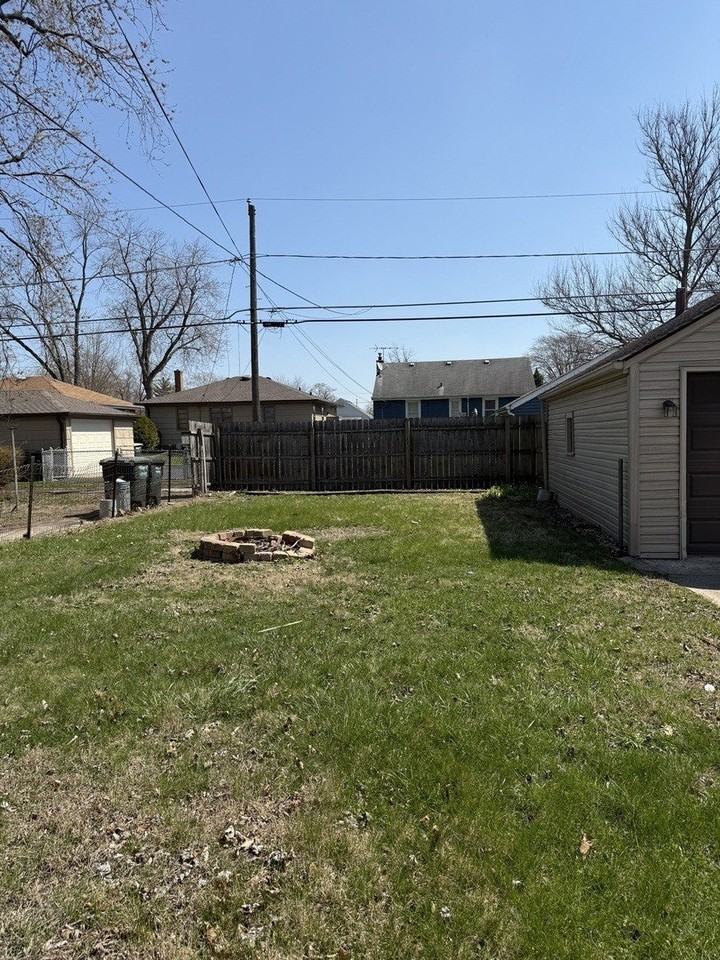 18343 Oakwood Ave - Photo 2 of 15