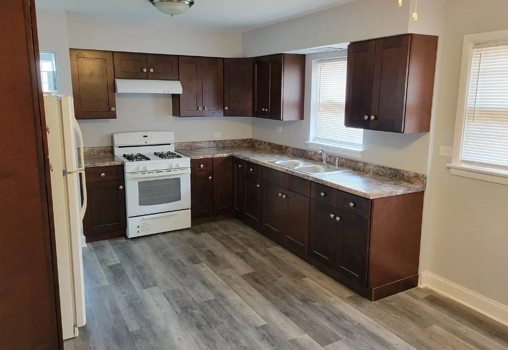 9035 S Euclid Ave - Photo 3 of 15