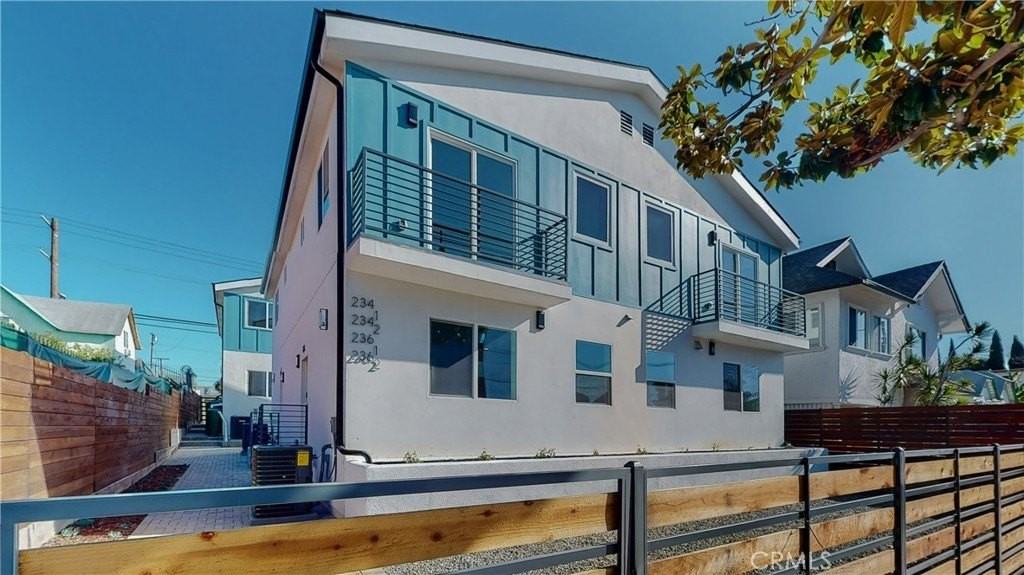 236 N Burlington Ave - Photo 4 of 23
