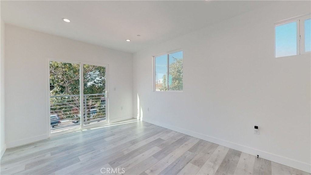 236 N Burlington Ave - Photo 5 of 23